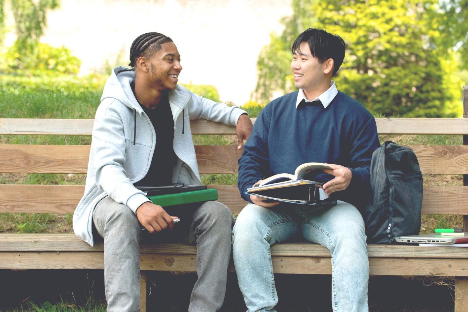 Gruppe von Franchise-Teilnehmern bei einer kollaborativen Lerneinheit